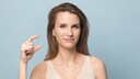 Die kleinsten Smartphones der Welt passen locker zwischen zwei Finger