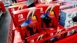 Mehrere Exemplare der Nintendo Switch im Laden