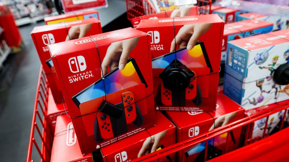 Mehrere Exemplare der Nintendo Switch im Laden