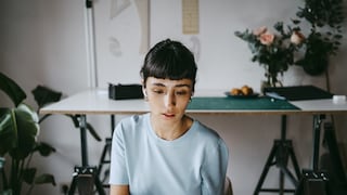 Frau mit Kopfhörer und Smartphone. Wahrscheinlich keine Nothing Ear