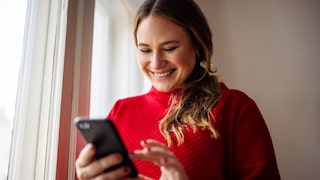 Frau mit Smartphone in der Hand