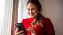 Frau mit Smartphone in der Hand