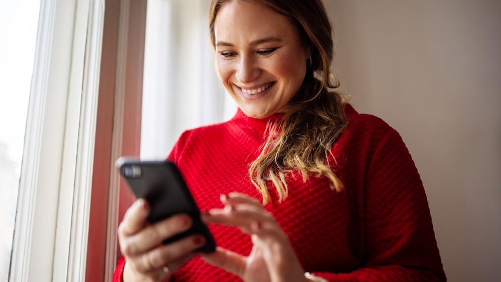 Frau mit Smartphone in der Hand