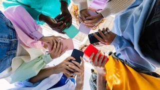 Menschen mit verschiedenen Smartphones in der Hand