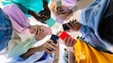 Menschen mit verschiedenen Smartphones in der Hand