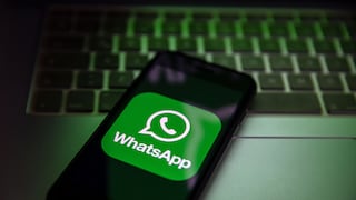 Smartphone mit Whatsapp Logo auf einer Tastatur