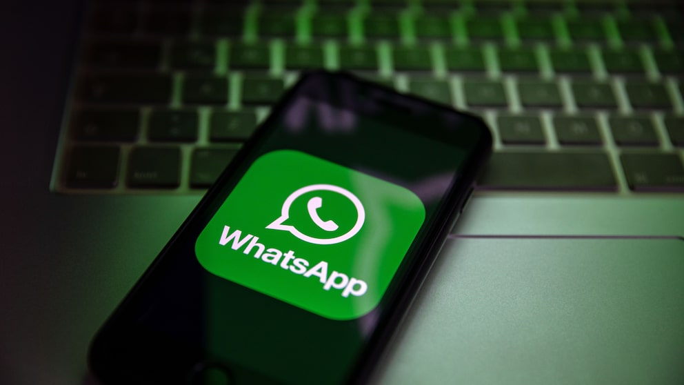 Smartphone mit Whatsapp Logo auf einer Tastatur