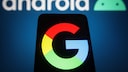 Google-Logo auf einem Smartphone, dahinter ein Logo für Android