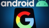 Google-Logo auf einem Smartphone, dahinter ein Logo für Android