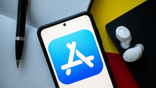 Smartphone mit dem Logo des Apple App Stores