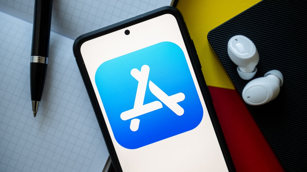 Smartphone mit dem Logo des Apple App Stores