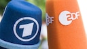 Senderlogos von ARD und ZDF auf Mikrofonen