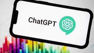 ChatGPT Logo auf einem Smartphone mit Farben im Hintergrund