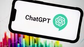 ChatGPT Logo auf einem Smartphone mit Farben im Hintergrund