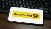 Deutsche Post Logo auf einem Smartphone