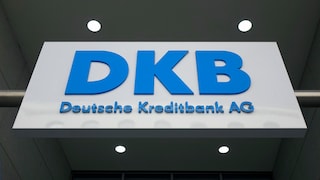 Logo der DKB an einem Gebäude