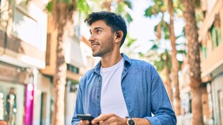 Mehr von der Umgebung mitbekommen: Das steckt hinter dem Konzept von Open-Ear-Kopfhörern.