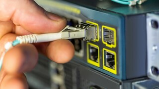 Modem mit Lan-Kabel in der Hand