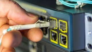 Modem mit Lan-Kabel in der Hand