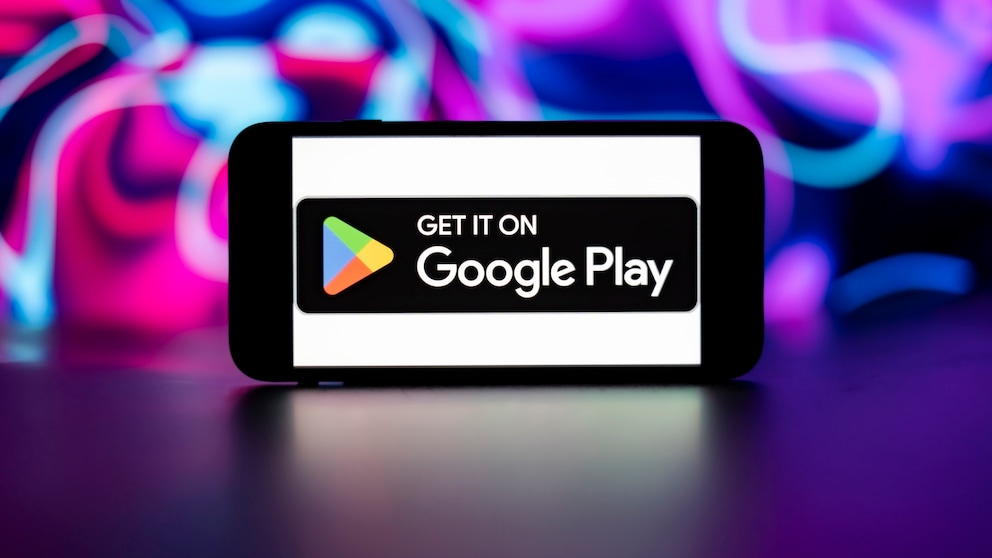 Logo für den Google Play Store auf einem Smartphone