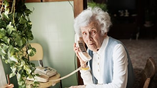 Alte Frau am Telefon