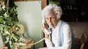 Alte Frau am Telefon