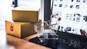 Pakete nach Online-Shopping