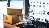 Pakete nach Online-Shopping