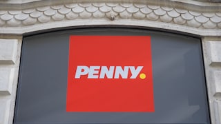 Penny-Logo über einem Eingang