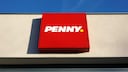 Bei Penny kann man nicht nur einkaufen, sondern auch Bargeld abheben: Penny Logo an Supermarkt vor blauem Himmel
