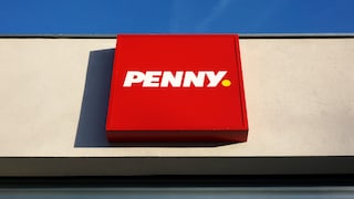 Bei Penny kann man nicht nur einkaufen, sondern auch Bargeld abheben: Penny Logo an Supermarkt vor blauem Himmel