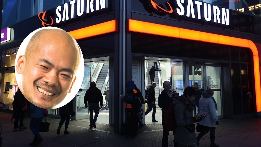 TECHBOOK-Redakteur Woon-Mo Sung und eine Saturn-Filiale