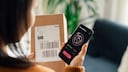 Frau mit Paket in der Hand, vielleicht von Black Friday