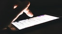 Spionage-Apps ermöglichen weitreichende Überwachung von Smartphones, einschließlich des Zugriffs auf Nachrichten, Fotos und Anrufe.