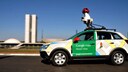 Ein Auto von Google Street View auf der Straße