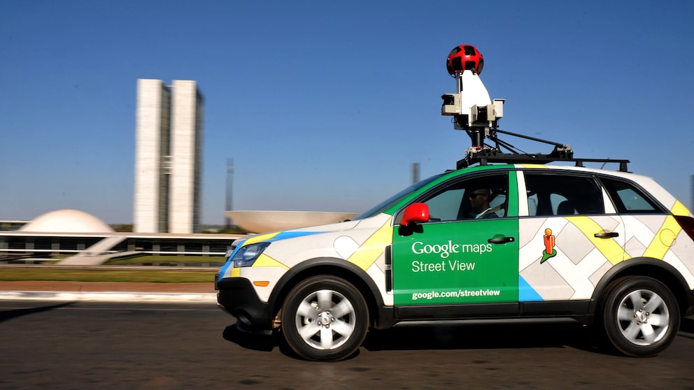 Ein Auto von Google Street View auf der Straße