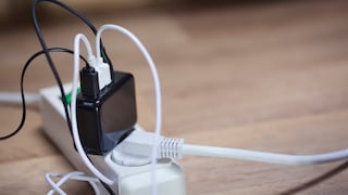 Wer bei der Jahresrechnung sparen möchte, sollte versteckte Stromfresser im Haushalt eliminieren.