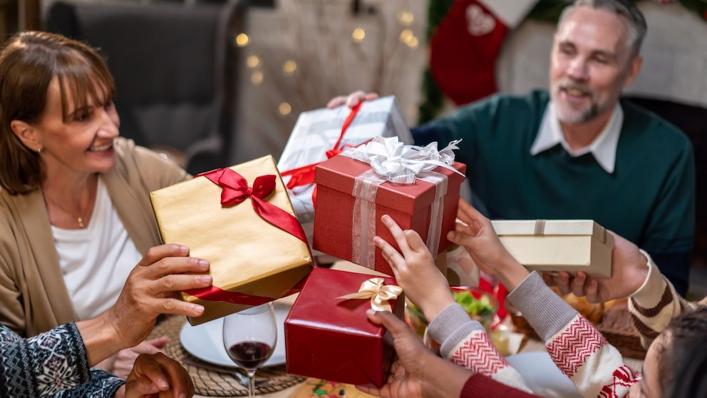 Menschen, die Weihnachtsgeschenke austauschen