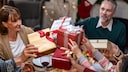 Menschen, die Weihnachtsgeschenke austauschen