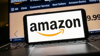 Amazon stellt den Anprobe-Service „Erst Probieren, dann zahlen“ ein: Amazon Logo auf Smartphone, im Hintergrund die Shopseite des Unternehmens