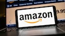 Amazon stellt den Anprobe-Service „Erst Probieren, dann zahlen“ ein: Amazon Logo auf Smartphone, im Hintergrund die Shopseite des Unternehmens