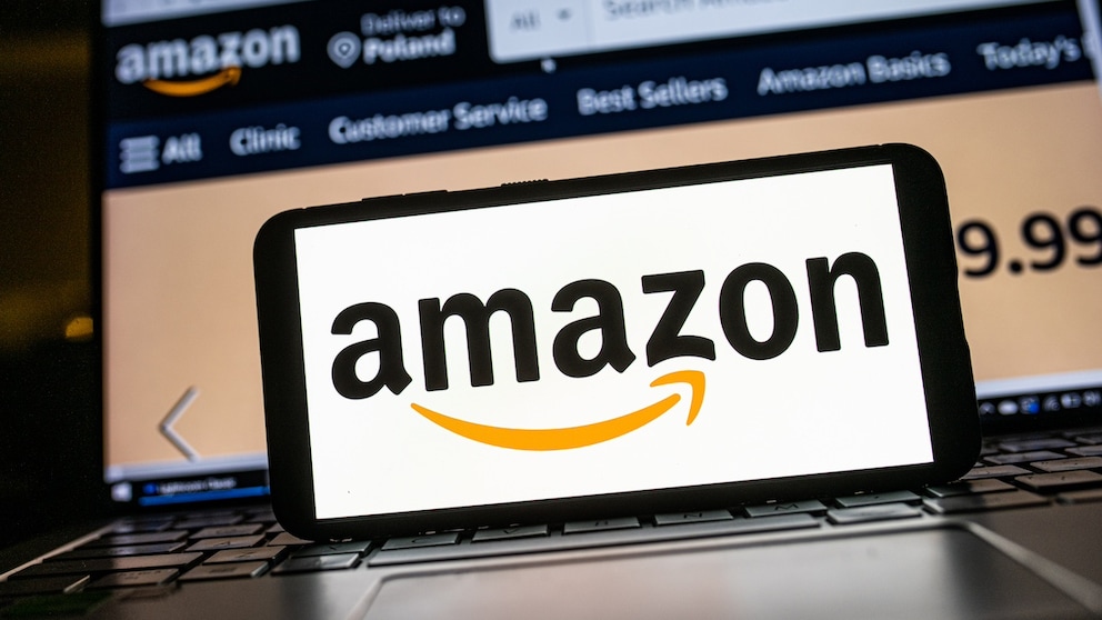 Amazon stellt den Anprobe-Service „Erst Probieren, dann zahlen“ ein: Amazon Logo auf Smartphone, im Hintergrund die Shopseite des Unternehmens