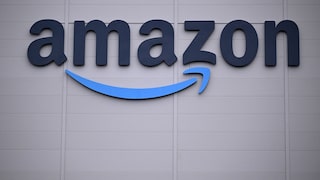 Amazon-Logo an einem Gebäude