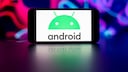 Android Logo auf einem Smartphone