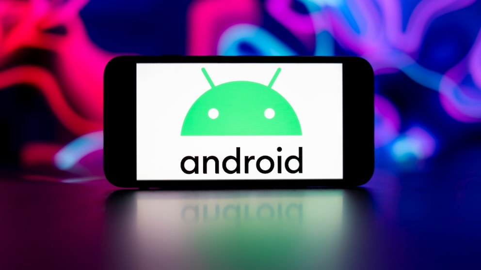 Android Logo auf einem Smartphone