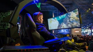 Mann beim Gaming vor einem Curved Monitor