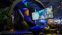 Mann beim Gaming vor einem Curved Monitor
