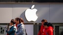 Apple Logo mit mehreren Menschen