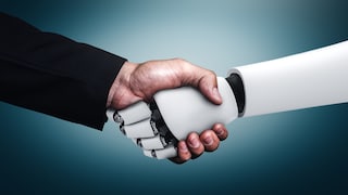 Mensch und Roboter geben sich die Hand