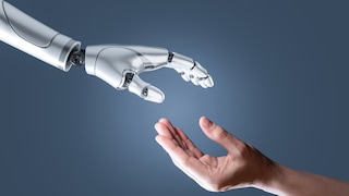 Roboter und Mensch reichen sich die Hand